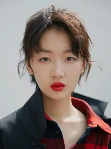 周冬雨的五官属于清淡挂的干净面部骨骼条件不错但是肿泡眼导致她整张