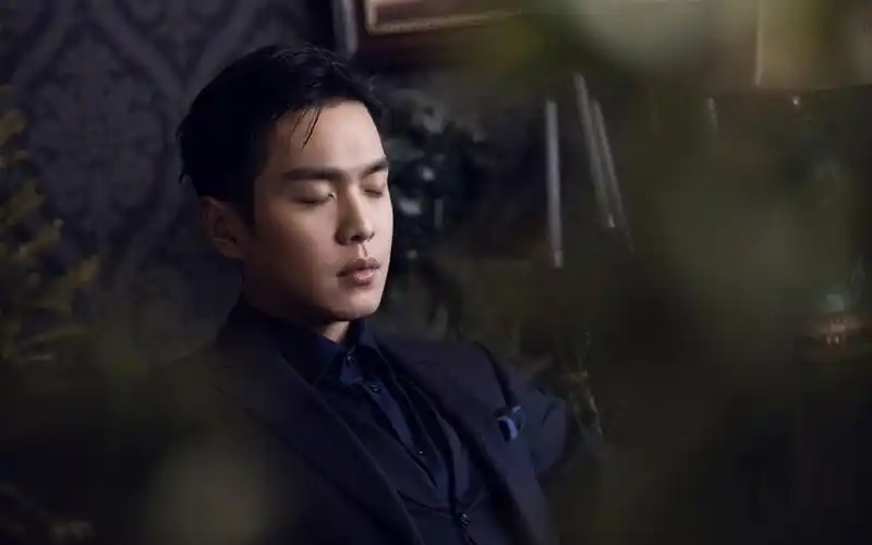 电脑壁纸 明星 大陆明星 文质彬彬西装男神张若昀帅气写真