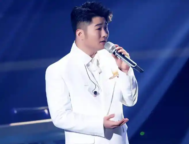 白小白参加《天赐的声音》,首次公布已婚,直言欠老婆一个婚礼_ks_消息