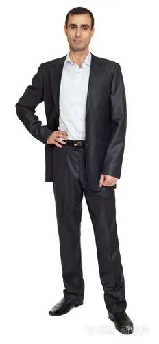 在工作室的白色西装男人肖像照片-正版商用图片1mgbs7-摄图新视界