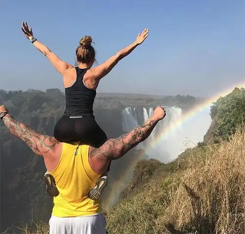 "每次都是他弯着腰,我踮着脚,或者我干脆说该死,你直接把我抱起来好