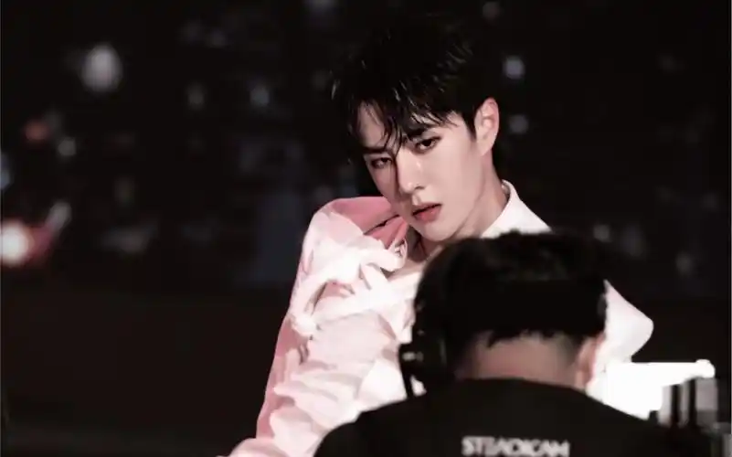 王一博内娱神级urban舞台散落的华服