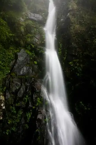 明月山之五叠瀑布,共有五级:云谷飞瀑,玲珑瀑,鱼鳞瀑,玉龙瀑,飞练瀑