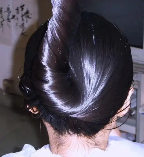 剪下大二女生漂亮乌黑丰厚的长发(8)