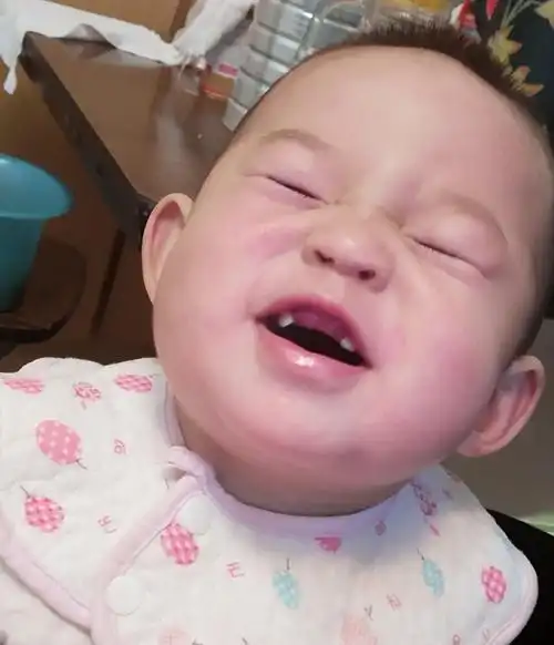 我们先长出虎牙给大家家亮亮相活脱脱一个小老人