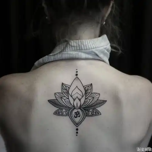 背部梵花纹身