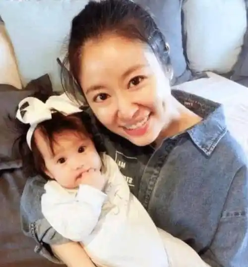 两人给女儿取名叫小海豚,甚至在几年之后,林心如再次地怀上了二胎