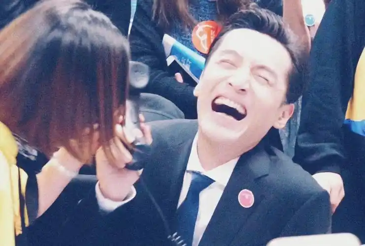 一段,胡歌出现某盛典,就应为陈凯歌开了一句玩笑,台下的胡歌大笑不止