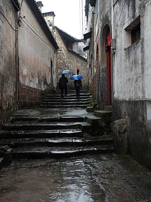 歙县雨中的古巷