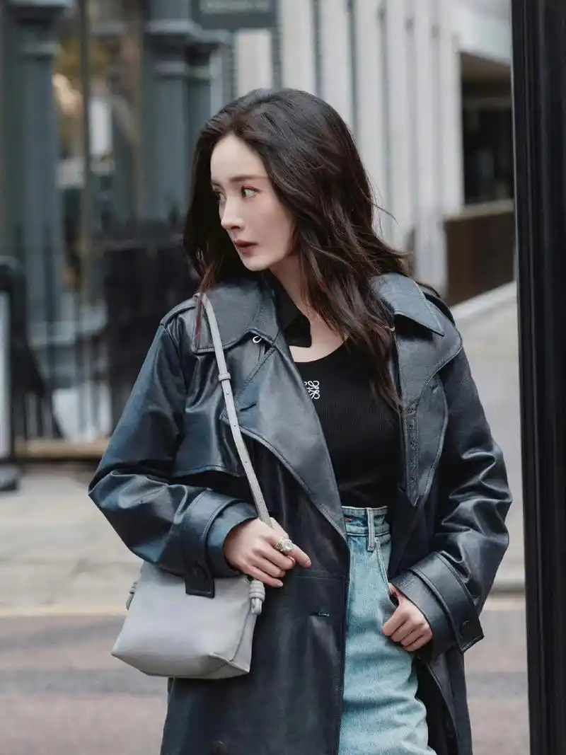 杨幂的长款皮衣穿搭 杨幂的穿搭总是美得那么高级,这次她的长款皮衣穿