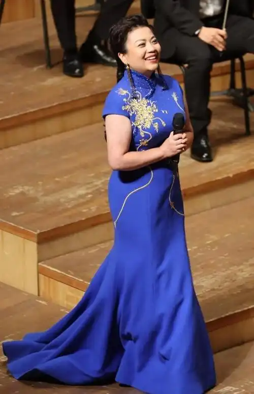 张也回乡探亲被拍,素颜穿印花衫与妇女无异,但气质一看就不普通