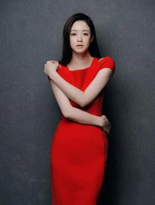 看到蒋欣你就会知道,原来微胖女人穿衣会这么美!