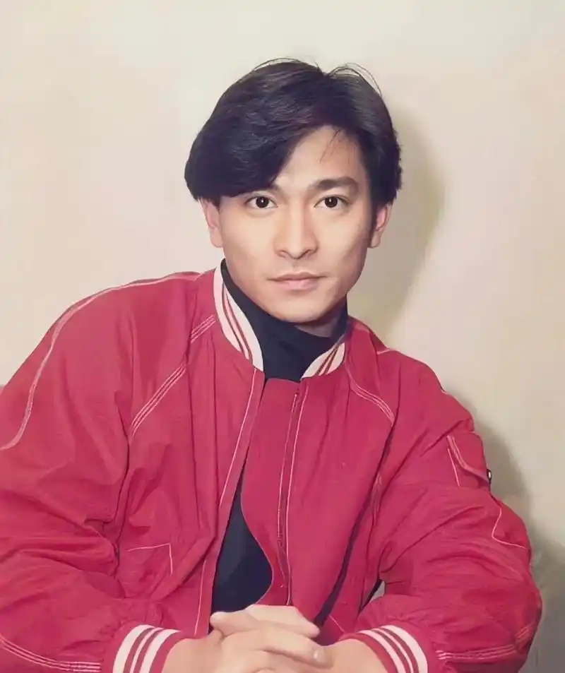 1994年,华人神探李昌钰回国参加活动,看见一旁西装笔挺的刘德华,就说