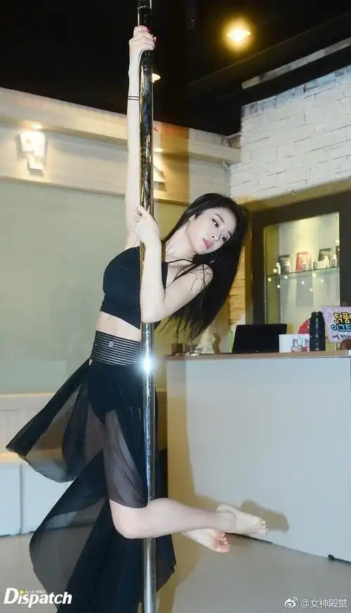 朴智妍钢管舞花絮,一身黑色的小姐姐,长发飘飘,身材曲线完美.