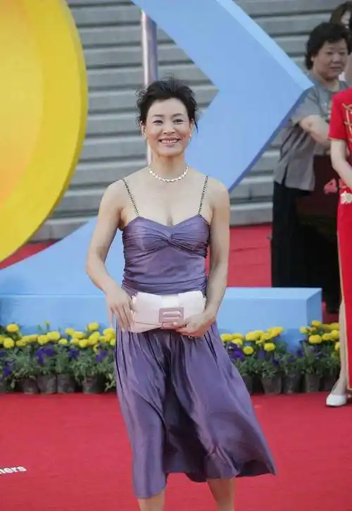 原创陈冲的气质太好了59岁穿一袭旗袍亮相活动高贵优雅又减龄