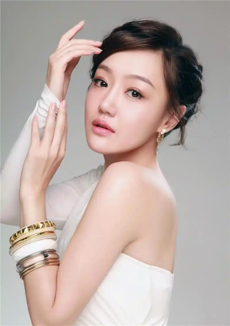 薛佳凝:胡歌娶妻生子,她选择出家 薛佳凝和胡歌在上海戏剧学院的校友