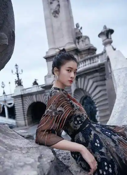 章子怡晒李安合照艳光四射,曾多番提携张雪迎,疑退居幕后搞事业_网友