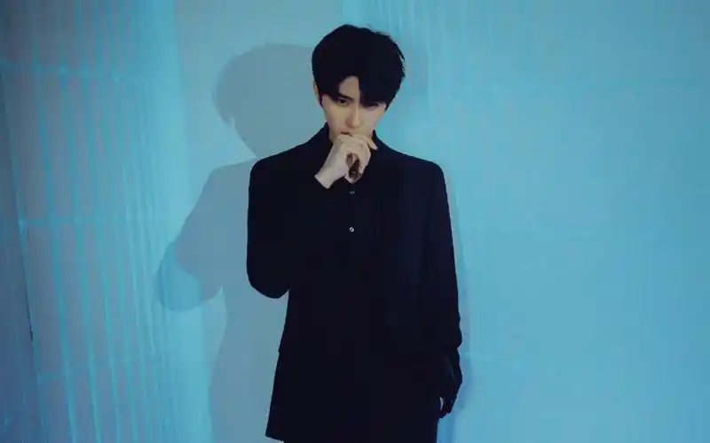 帅气简单蔡徐坤壁纸_超帅气的正装蔡徐坤