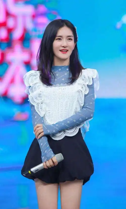 谢娜的照片是谁拍的,身高看着像1米3,但穿得很有学生气