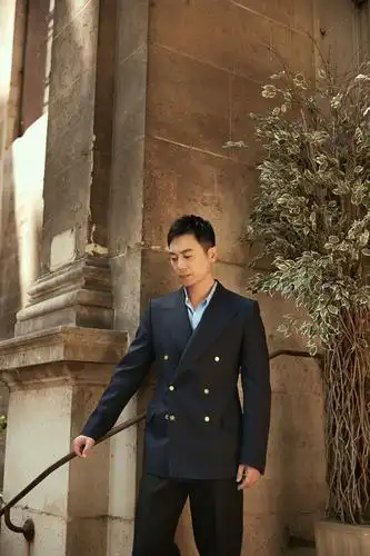 朱亚文巴黎男装周最新街拍曝光 儒雅气质尽显英伦风范