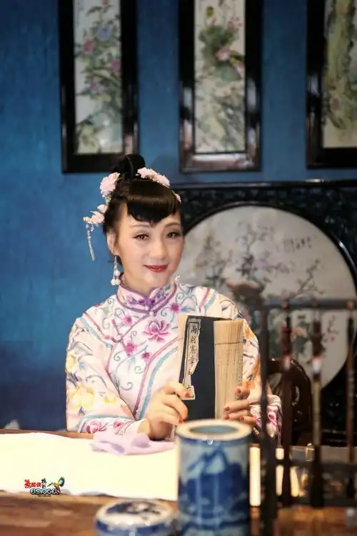 民国少奶奶秀禾服蝴蝶