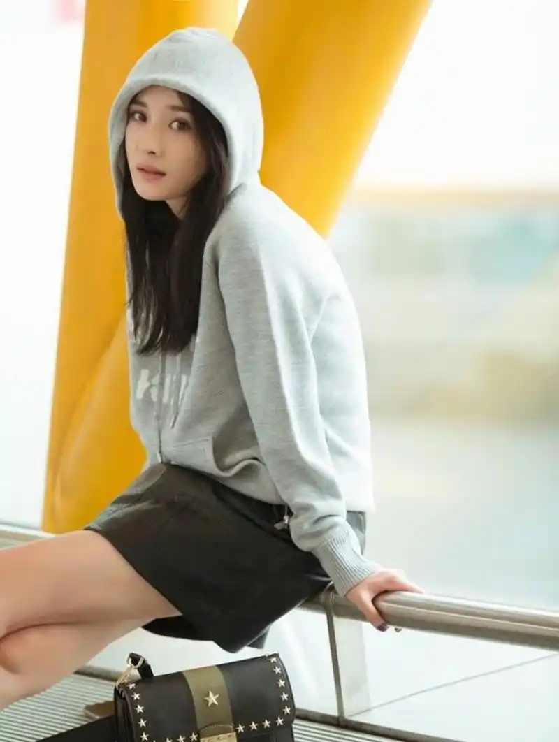 杨幂身穿高级灰卫衣街拍休闲活力气场足