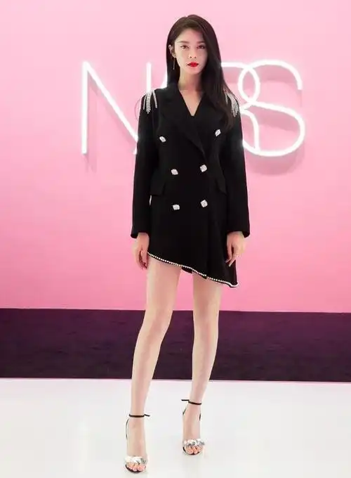 傅菁打破常规嫌普通一字带高跟鞋太简单用亮片粘一层超吸睛