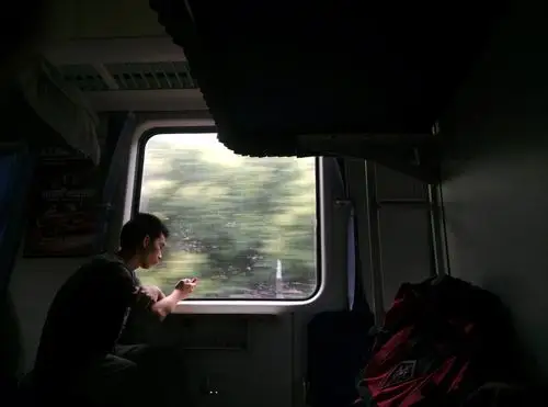在火车上看窗外,不是很好吗?除了那烦人的噪音外.