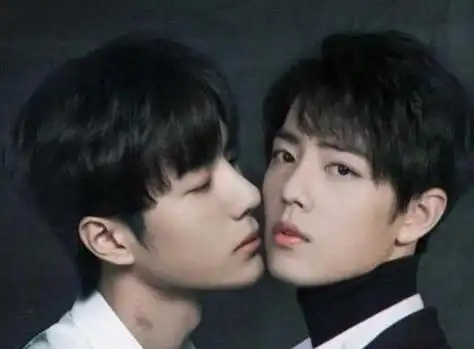 扒叔大爆料肖战王一博关系 王一博肖战的那些亲近的图片