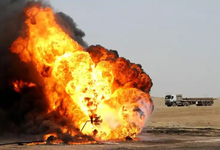 双语看图炸毁战地油井