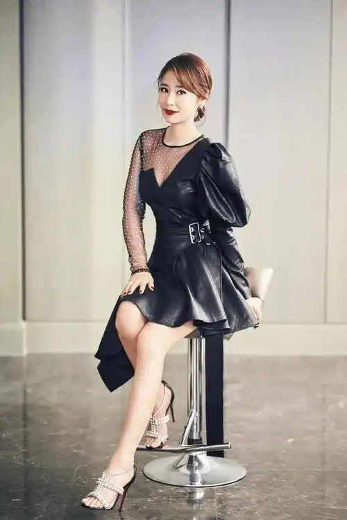 林心如现身某活动,穿搭甜美又不失时尚,穿的鞋子亮了_身材_显得_朋友