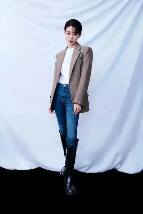 收腰的西装搭配紧身牛仔裤和膝下靴,就是叠buff的存在,整个身型都显得