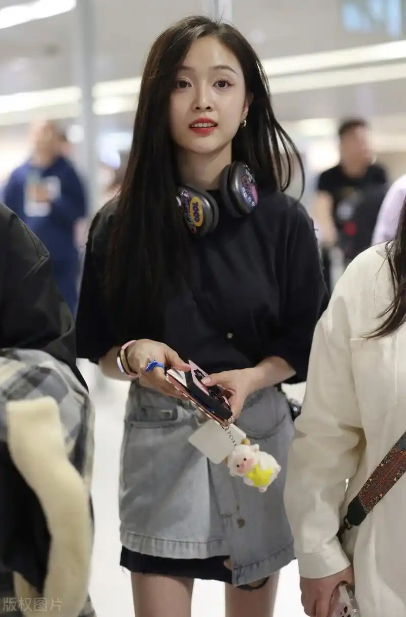 吴宣仪机场街拍,黑色t恤 牛仔裙 运动鞋元气时尚!