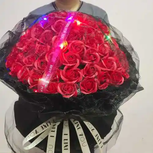 三朵玫瑰花束包装图片(三朵玫瑰花束包装图片大全)