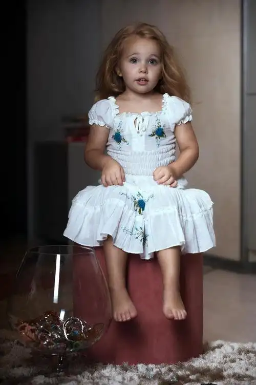 光着脚丫可爱的小女孩