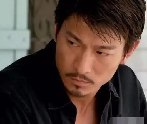 刘德华出道后所有发型盘点,每一款都非常帅气,网友:最喜欢偏分