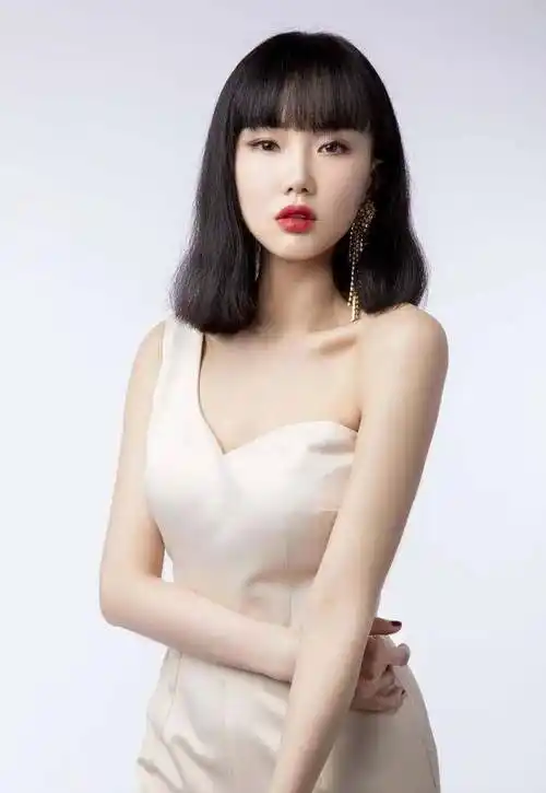 惊鸿一面mv中,许嵩书生气质,黄龄长发披肩,这次恋情实锤了?