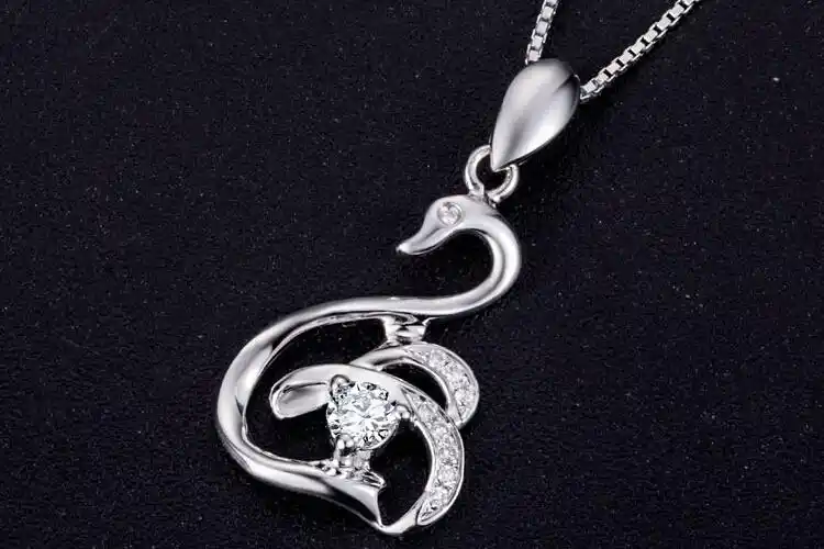 周六福珠宝白18k金白天鹅钻石吊坠_珠宝图片