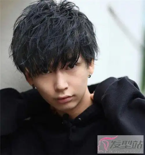 型男帅哥首选烫发 发根定位烫时尚无比