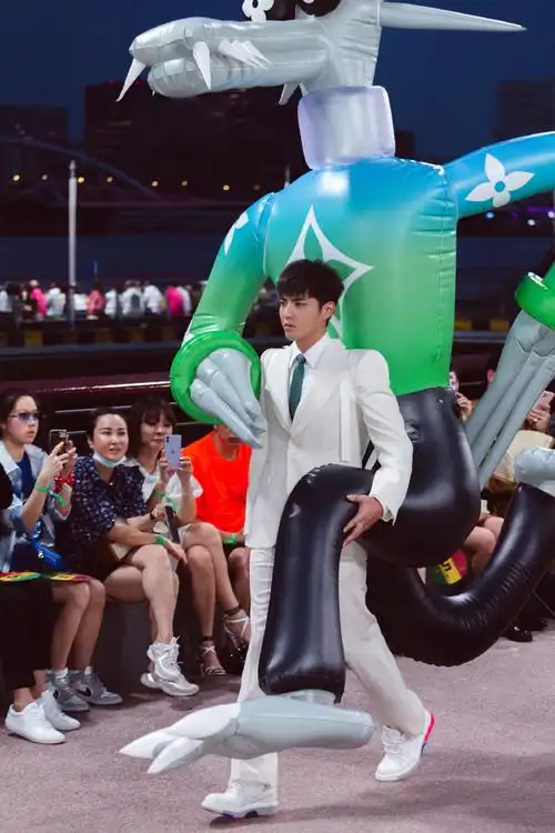 吴亦凡lv春夏21男装秀帅气写真