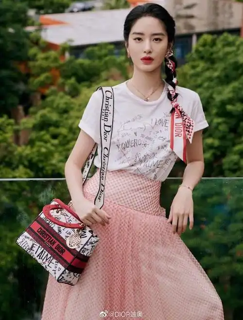 dior迪奥中国香氛世家大使@杨采钰ora身着该全新限定系列亮相活动现场