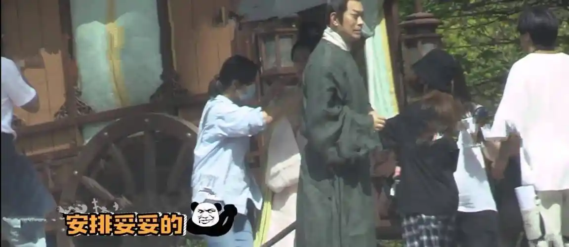 原创不红有多惨秦岚片场多人照顾排场大黄海冰独自一旁抽烟显落寞