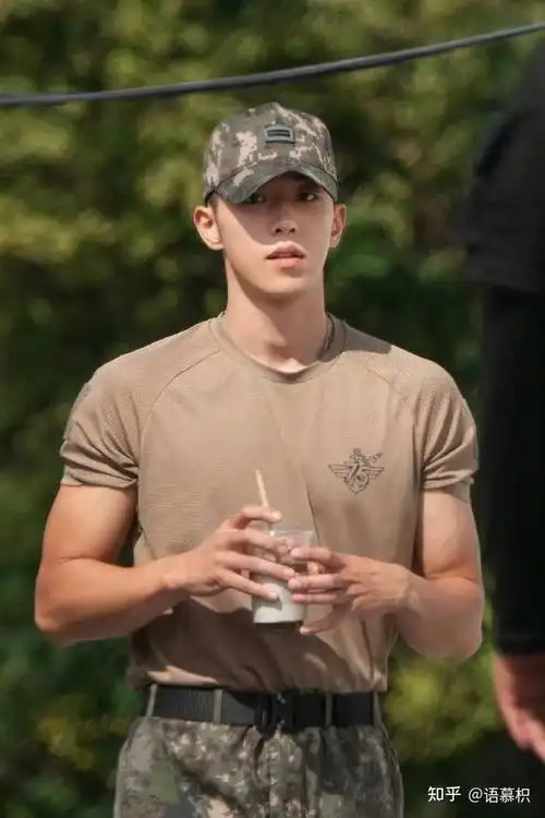 南柱赫服兵役后更man更壮古铜肌手臂肌炸裂像在军中拍偶像剧