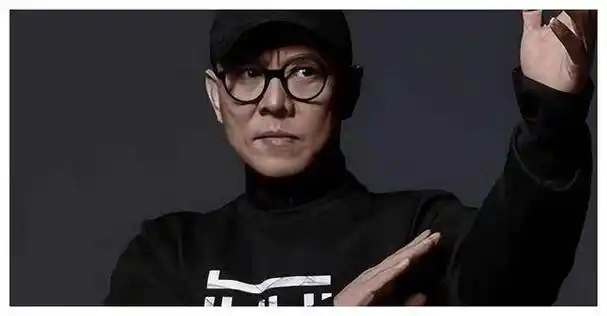 61岁李连杰近照曝光,就像个80岁老人,如今走路都要靠人搀扶_传奇_电影