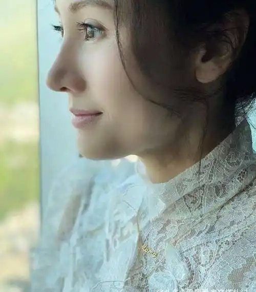 50岁李嘉欣带儿子遛狗,穿健美裤身材太惊艳,儿子背影像极老爸_连衣裙