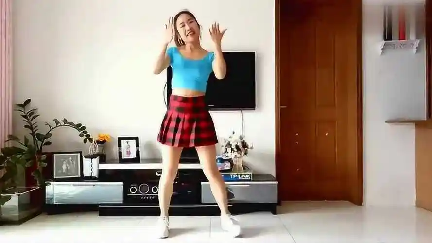 时尚辣妈室内跳广场舞《触电》青春绚丽,动感十足,一起动起来吧_腾讯