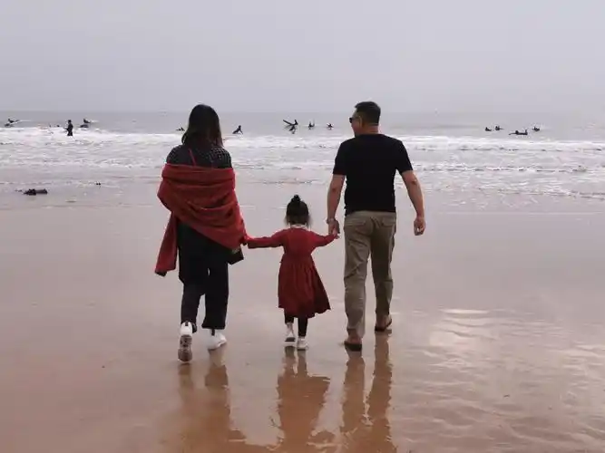 小儿子一家三口漫步在青岛海滩