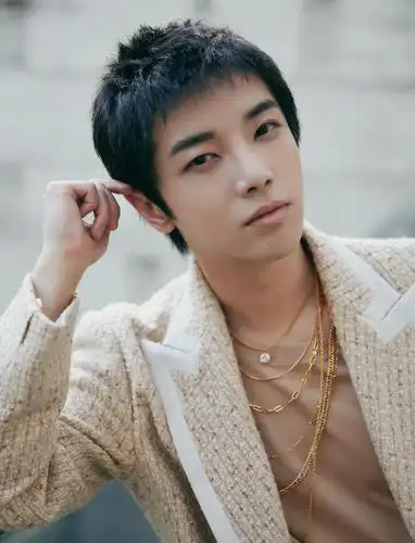 华晨宇米色套装高级大气,演绎秋季浪漫,这些造型很有气质