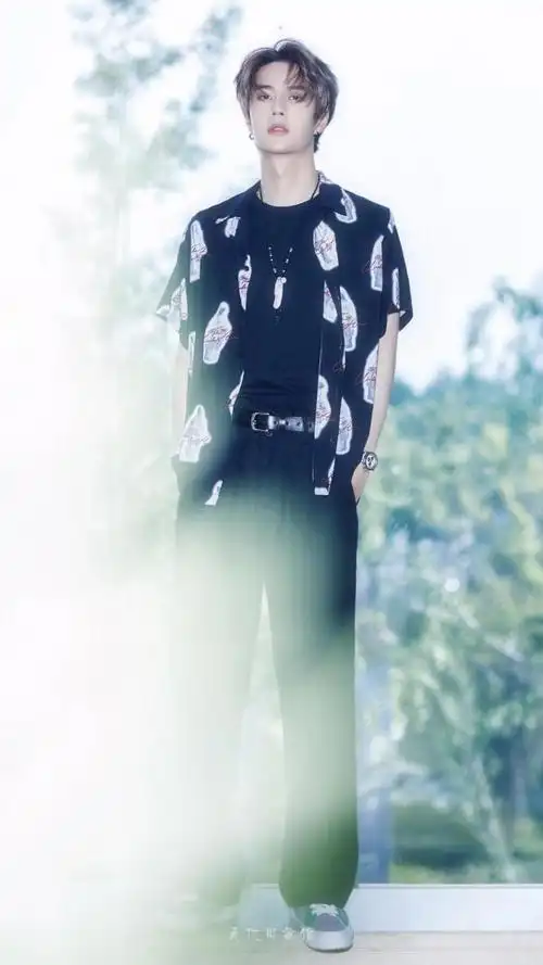 邻家大男孩王一博干净清新写真