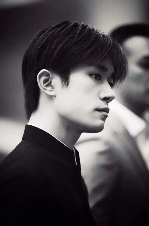 易烊千玺海边拍立得##易烊千玺是在撒娇吗